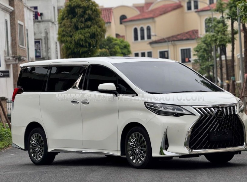 Lexus LM 350